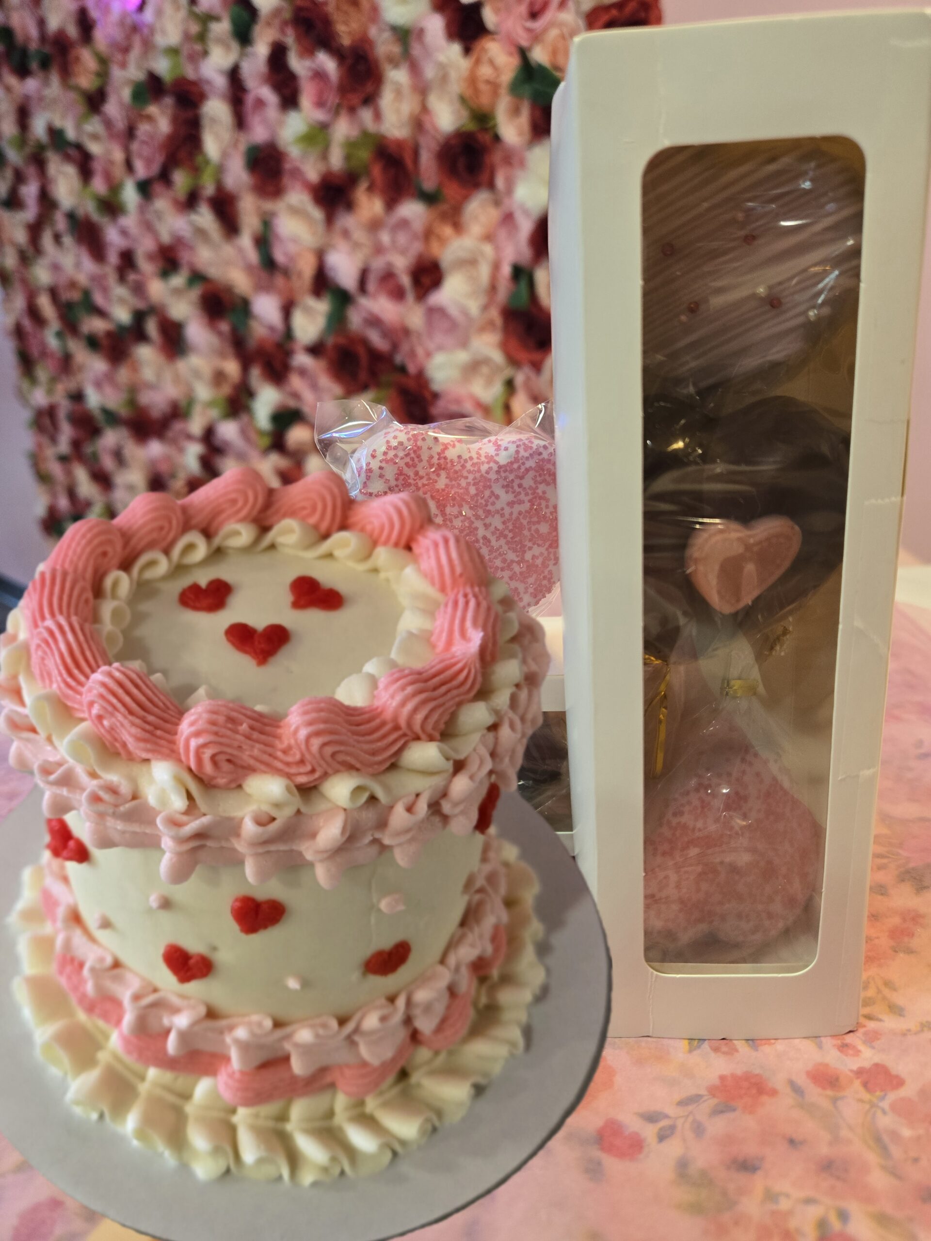 The Love Combo 4 inch Love Cake / 3pc Cake pop box